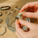découvrez nos méthodes efficaces et simples pour nettoyer vos bijoux ternis et leur redonner tout leur éclat en quelques étapes faciles.