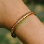 découvrez pourquoi le cuivre change de couleur et devient vert au contact de la peau, les réactions chimiques impliquées et comment prévenir cette décoloration.