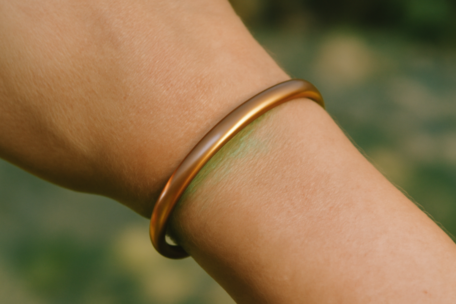 Pourquoi le cuivre devient vert sur la peau ?