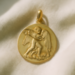 découvrez quel personnage biblique choisir pour une médaille de baptême garçon, alliant tradition et signification spirituelle pour un cadeau unique et symbolique.