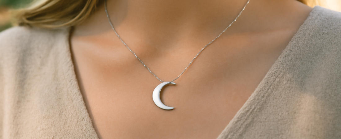 Quelle est la signification du collier de lune ?
