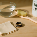 découvrez nos astuces efficaces pour éliminer l'oxydation de vos bijoux et leur redonner éclat et beauté facilement.