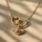 découvrez quel bijou symbolise véritablement l'amitié et la signification derrière ce symbole précieux.