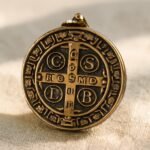 découvrez la signification des inscriptions et des symboles présents sur la médaille de saint benoît, un objet chargé d'histoire et de spiritualité.