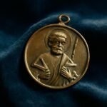 découvrez la signification et les symboles de la médaille de saint thomas, apôtre, un objet chargé d'histoire et de spiritualité.