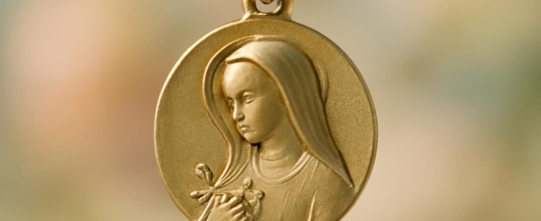 Quel personnage biblique choisir pour une médaille de baptême fille ?