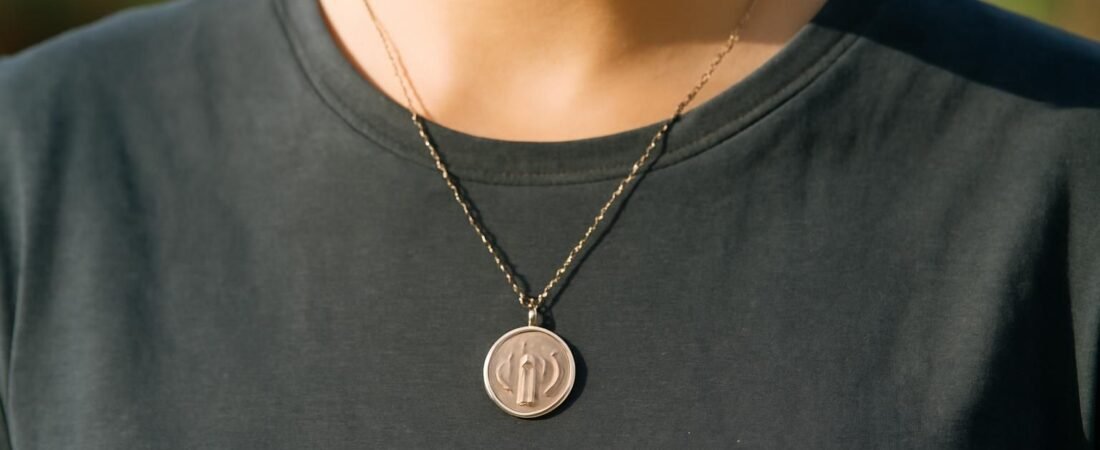 Médaille de Saint Benoît, comment ça se porte (et pourquoi) ?