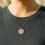 découvrez comment porter la médaille de saint benoît et les raisons spirituelles et historiques qui expliquent son importance.