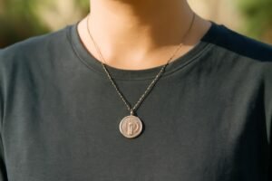 découvrez comment porter la médaille de saint benoît et les raisons spirituelles et historiques qui expliquent son importance.