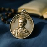 découvrez la signification de la médaille de saint expédit, sa prière dédiée et à qui offrir ce symbole de protection et de rapidité dans les décisions.
