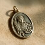 découvrez la signification profonde de la médaille de sainte philomène, symbole de foi, protection et dévotion dans la tradition chrétienne.