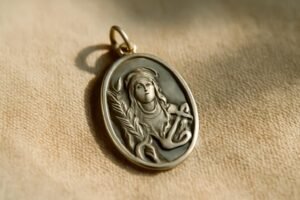 découvrez la signification profonde de la médaille de sainte philomène, symbole de foi, protection et dévotion dans la tradition chrétienne.