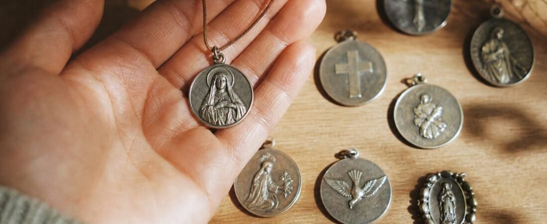Comment choisir le symbole sur une médaille religieuse ?
