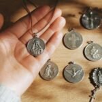 découvrez comment choisir le symbole idéal pour une médaille religieuse en fonction de sa signification spirituelle et de vos croyances personnelles.