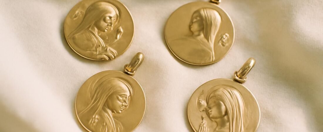 Médaille de baptême fille : les saintes les plus souvent choisies (et pourquoi)