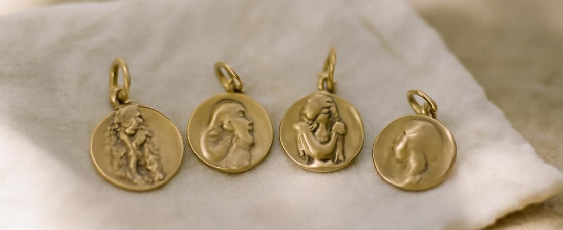 Médaille de baptême garçon : les saints les plus souvent choisis (et pourquoi)