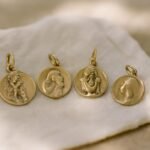 découvrez les saints les plus populaires pour les médailles de baptême garçon et les raisons de leur choix pour un cadeau symbolique et spirituel.