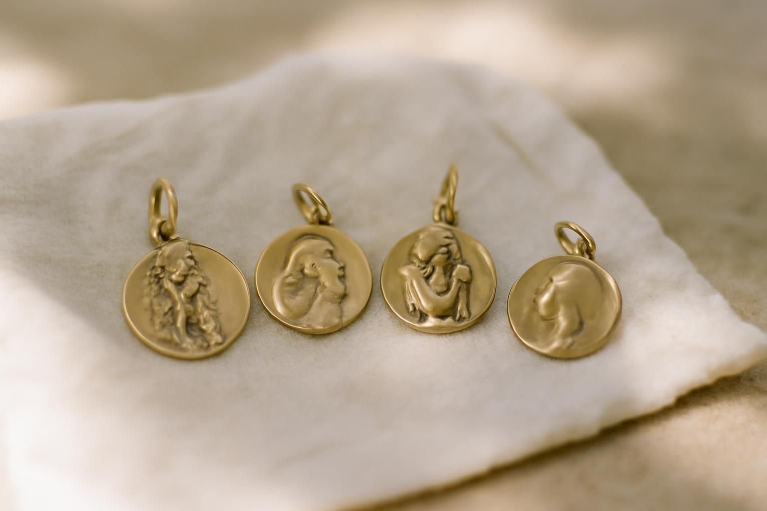Médaille de baptême garçon : les saints les plus souvent choisis (et pourquoi)
